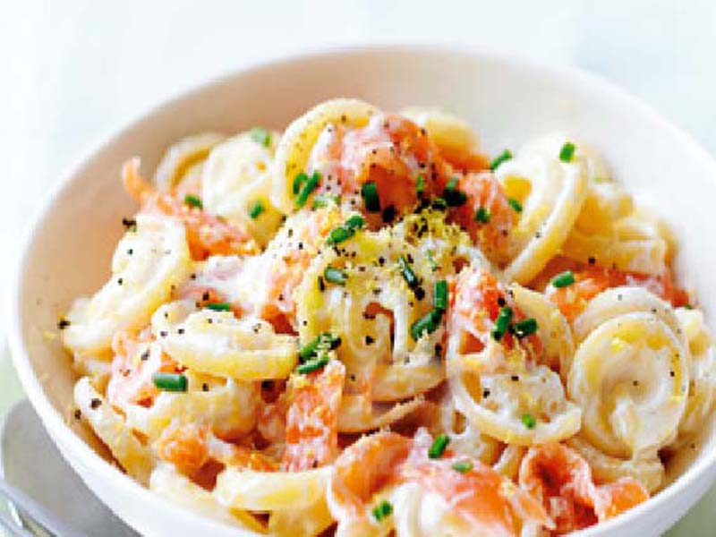 Creamed fettuccine with smoked salmon 
