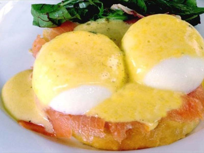 Smoked salmon eggs benedict 